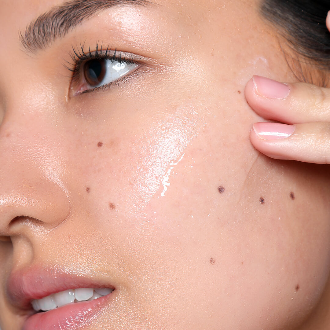 COSMEDIX REBOOT SERUM MODEL ANWENDUNG SWATCH