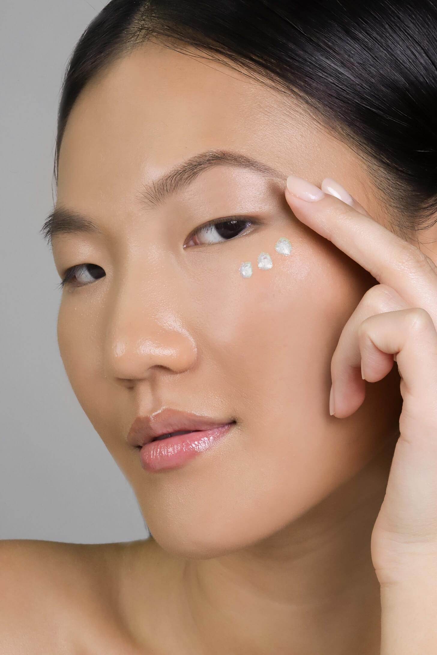 COSMEDIX OPTI CRYTSAL AUGENPFLEGE FLUESSIGKRISTALL MODEL SWATCH