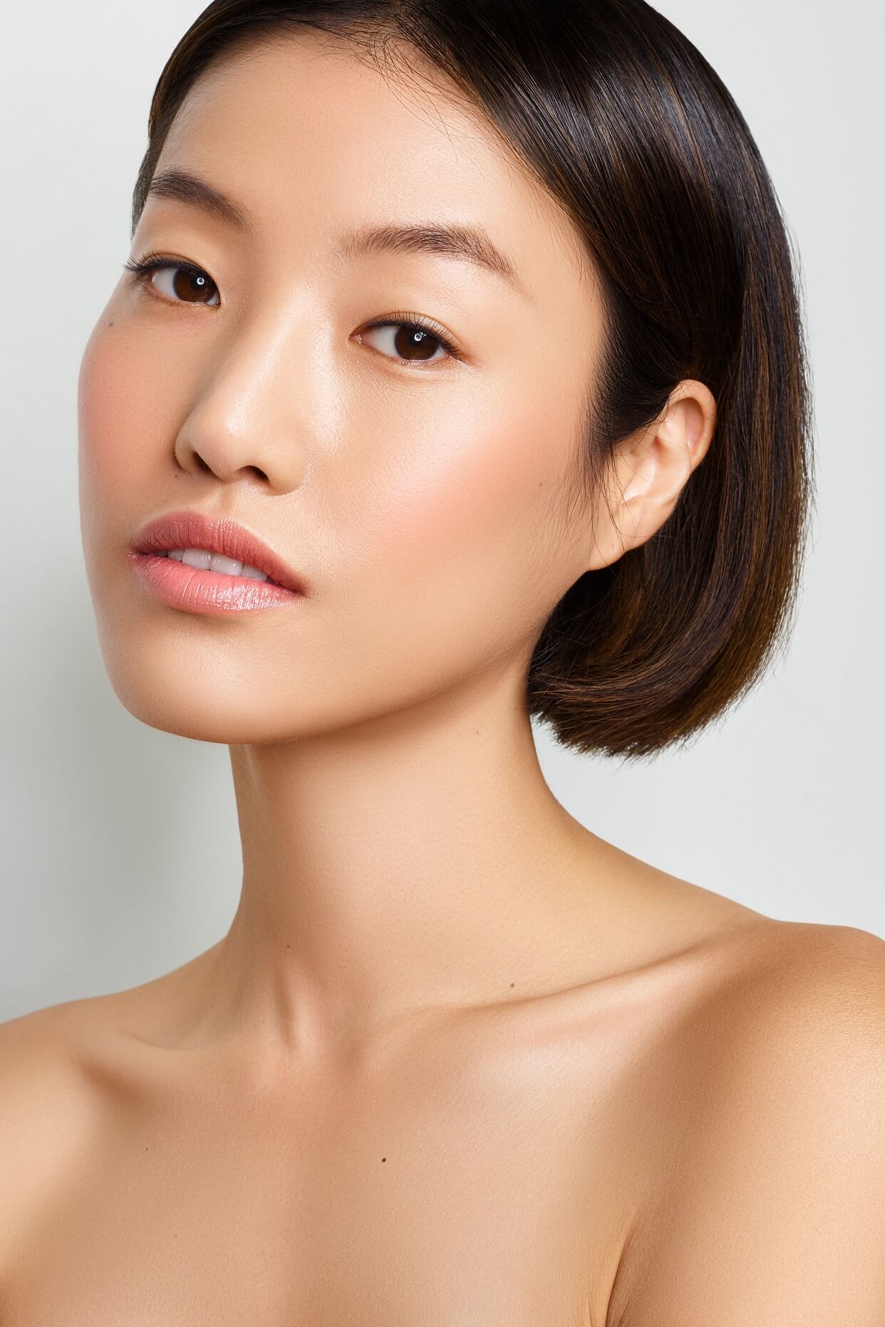 COSMEDIX MODEL ASIATISCH WEIBLICH
