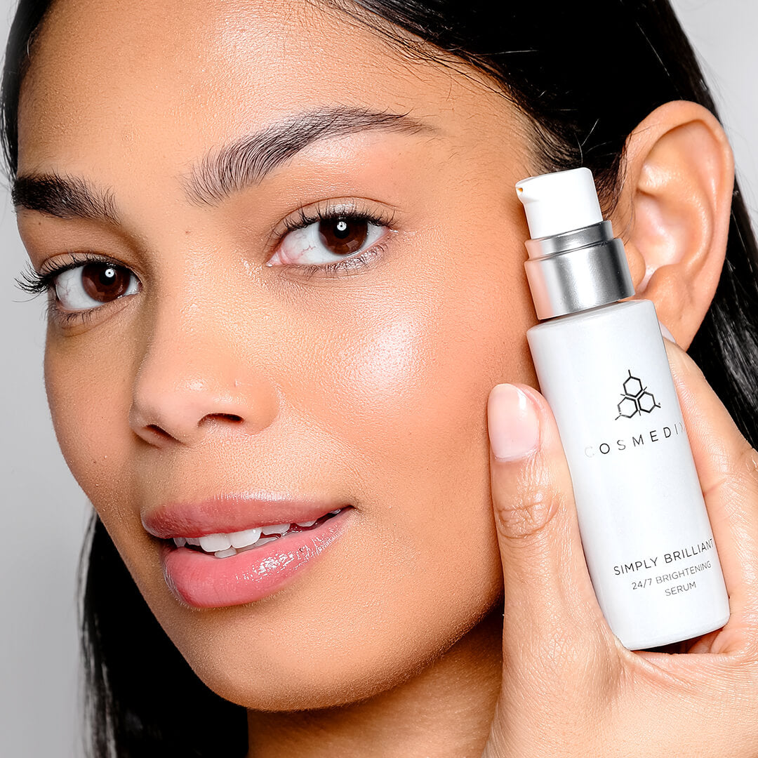 COSMEDIX SIMPLY BRILLIANT SERUM MODEL DUNKLE HAUT FLASCHE
