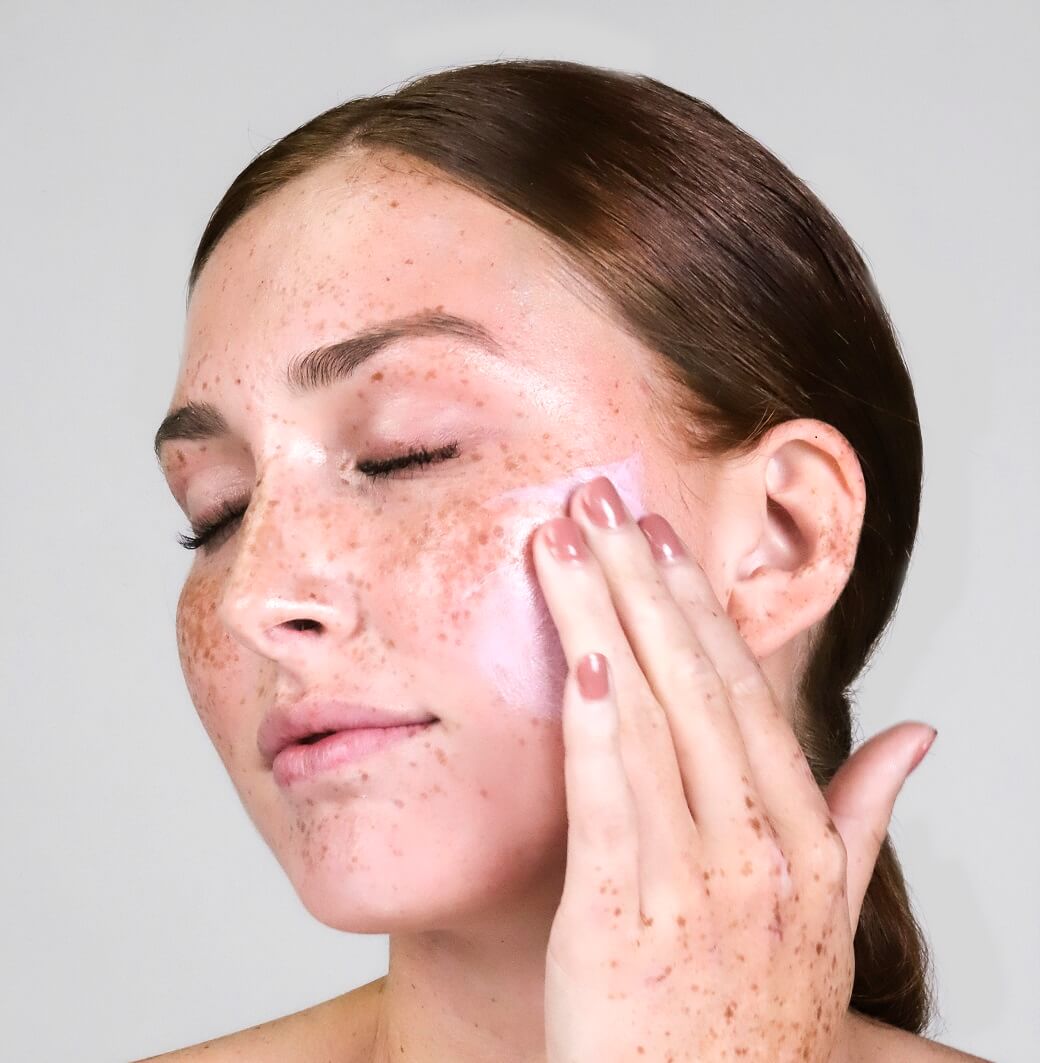 cosmedix emulsion creme model helle haut auftrag