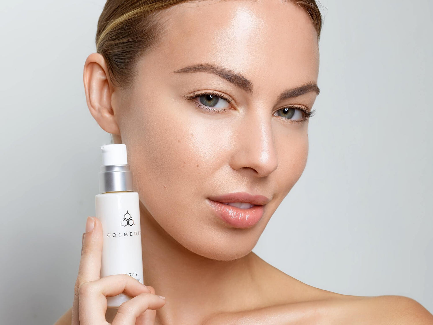 COSMEDIX-CLARITY-AKNE-SERUM-MODEL